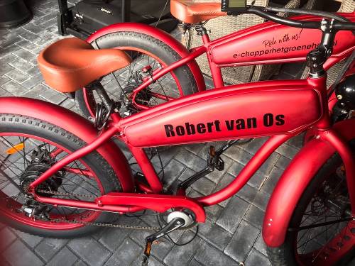 Fiets met naamstickers